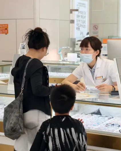 暑期验光高峰中优化诊室与人员安排（原报道配图）